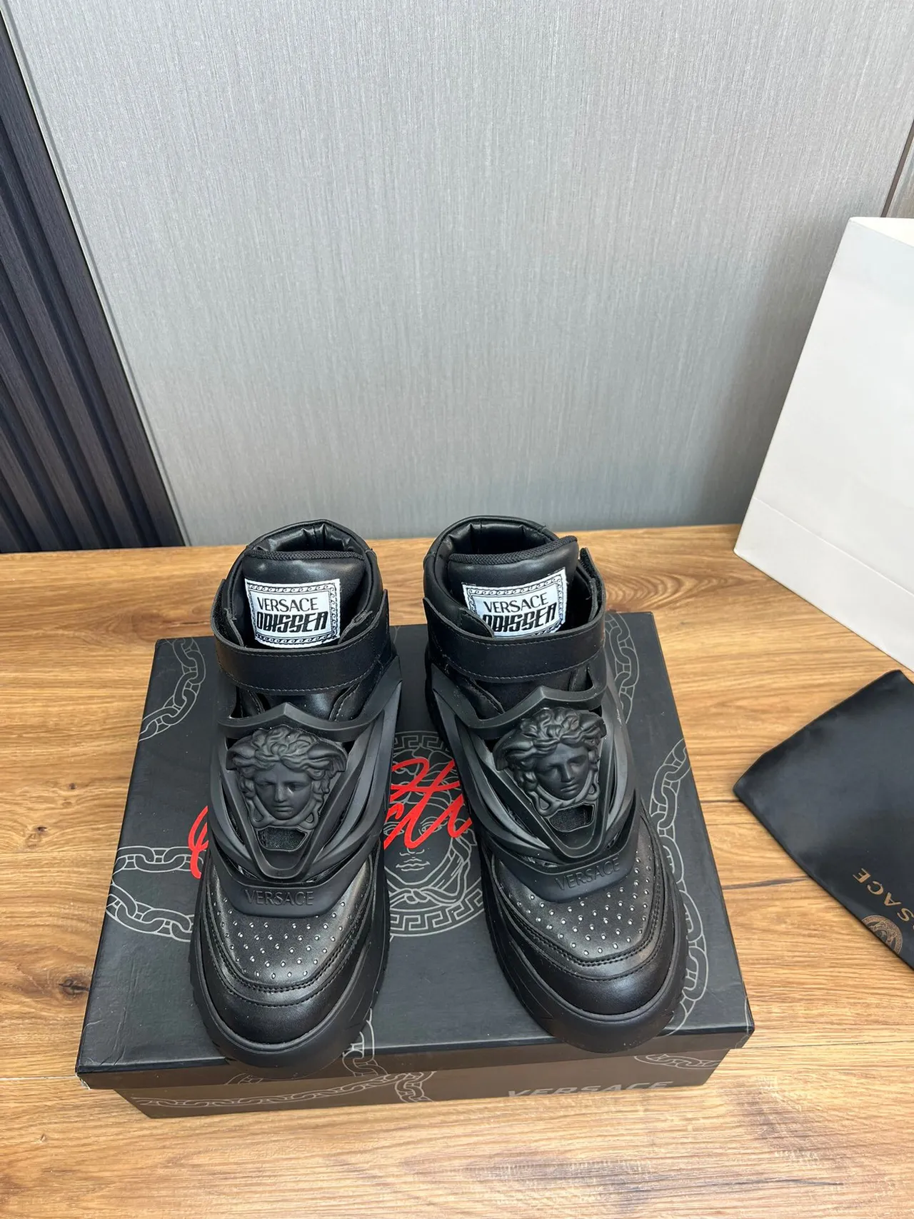 Versace Chain Reaction Black Medusa tênis lifestyle de cano alto 2