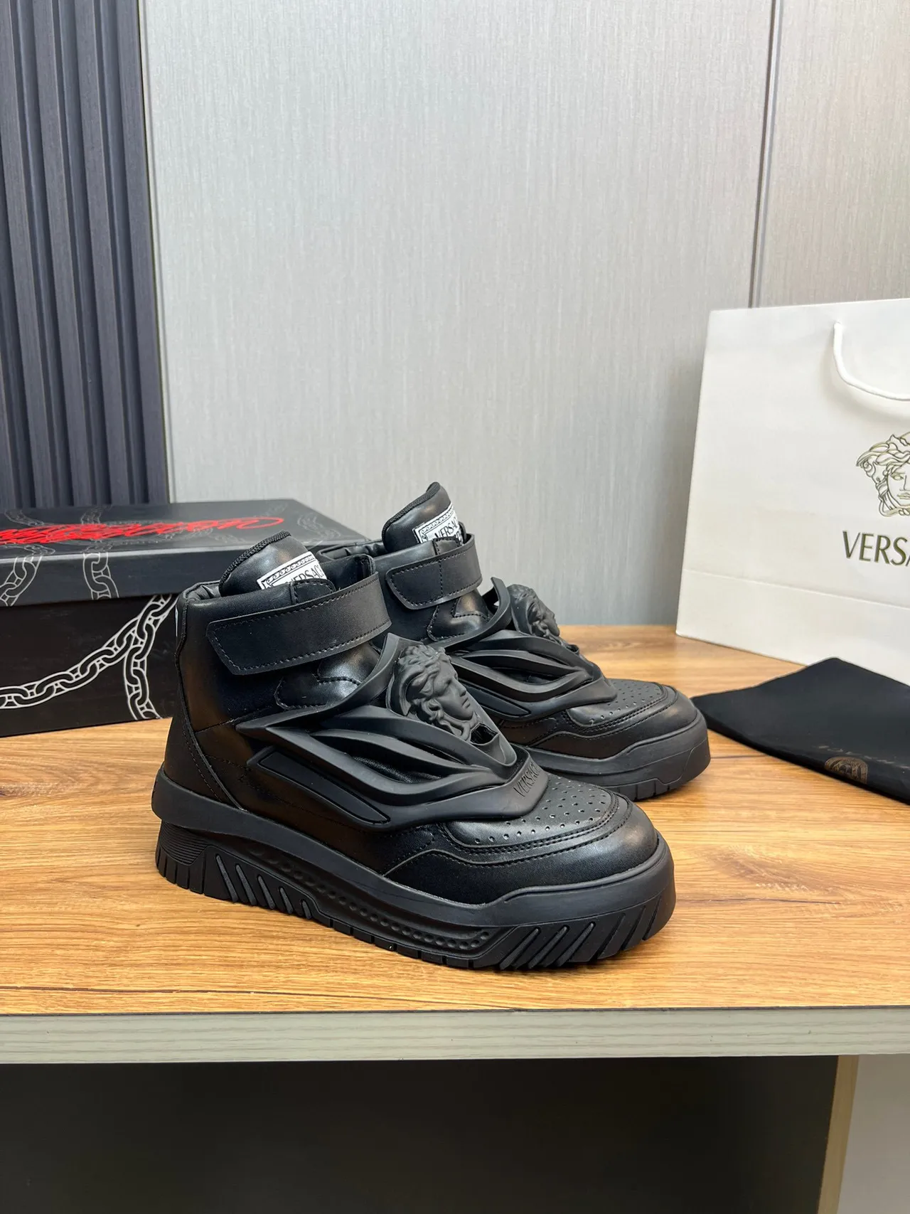 Versace Chain Reaction Black Medusa tênis lifestyle de cano alto 3