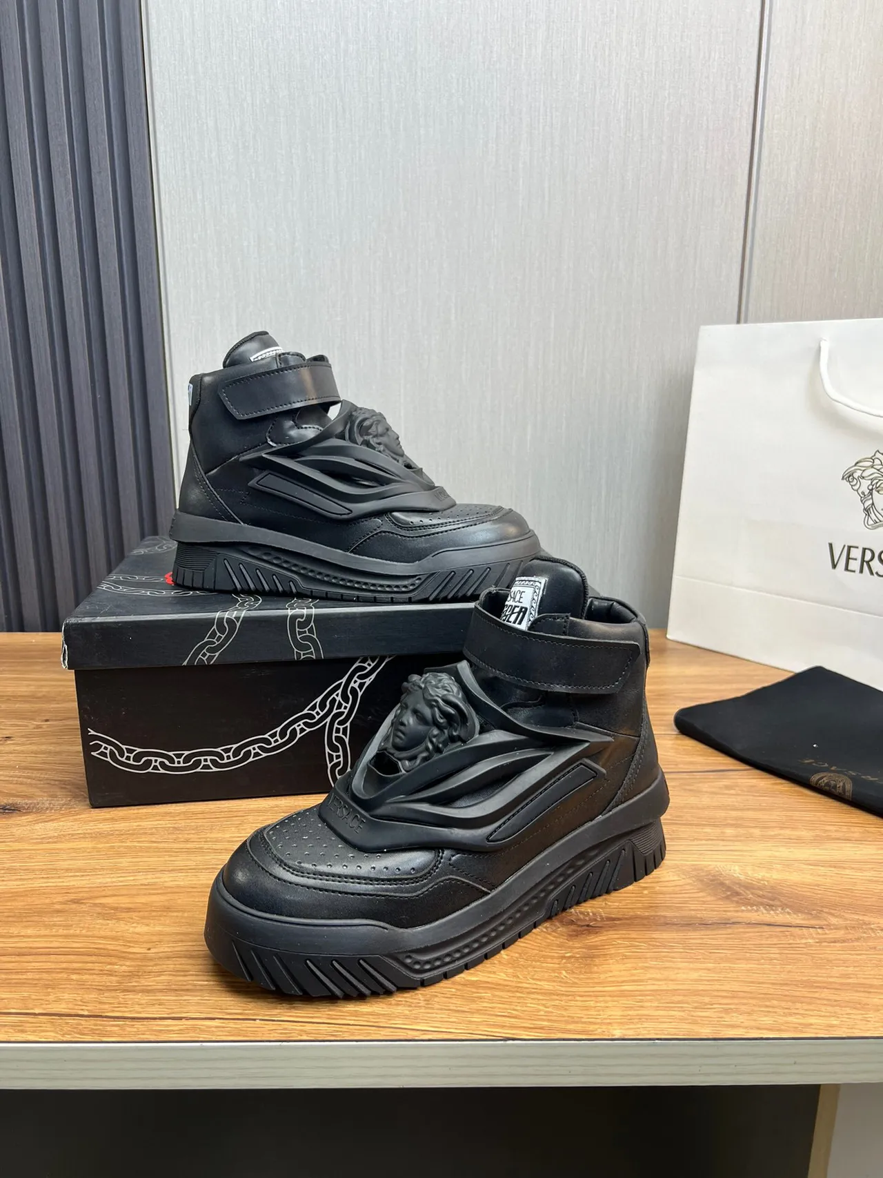 Versace Chain Reaction Black Medusa tênis lifestyle de cano alto 4