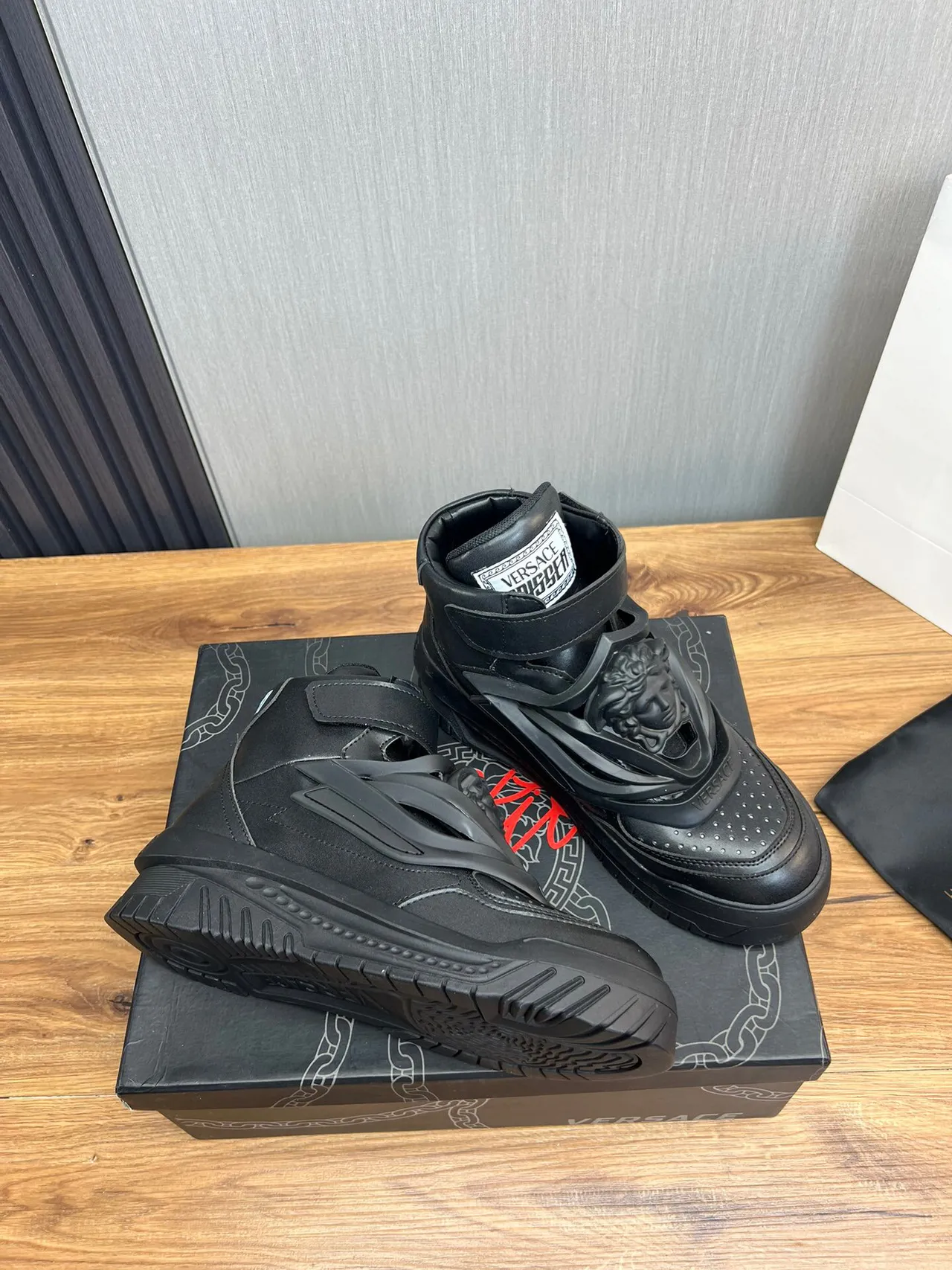 Versace Chain Reaction Black Medusa tênis lifestyle de cano alto 5