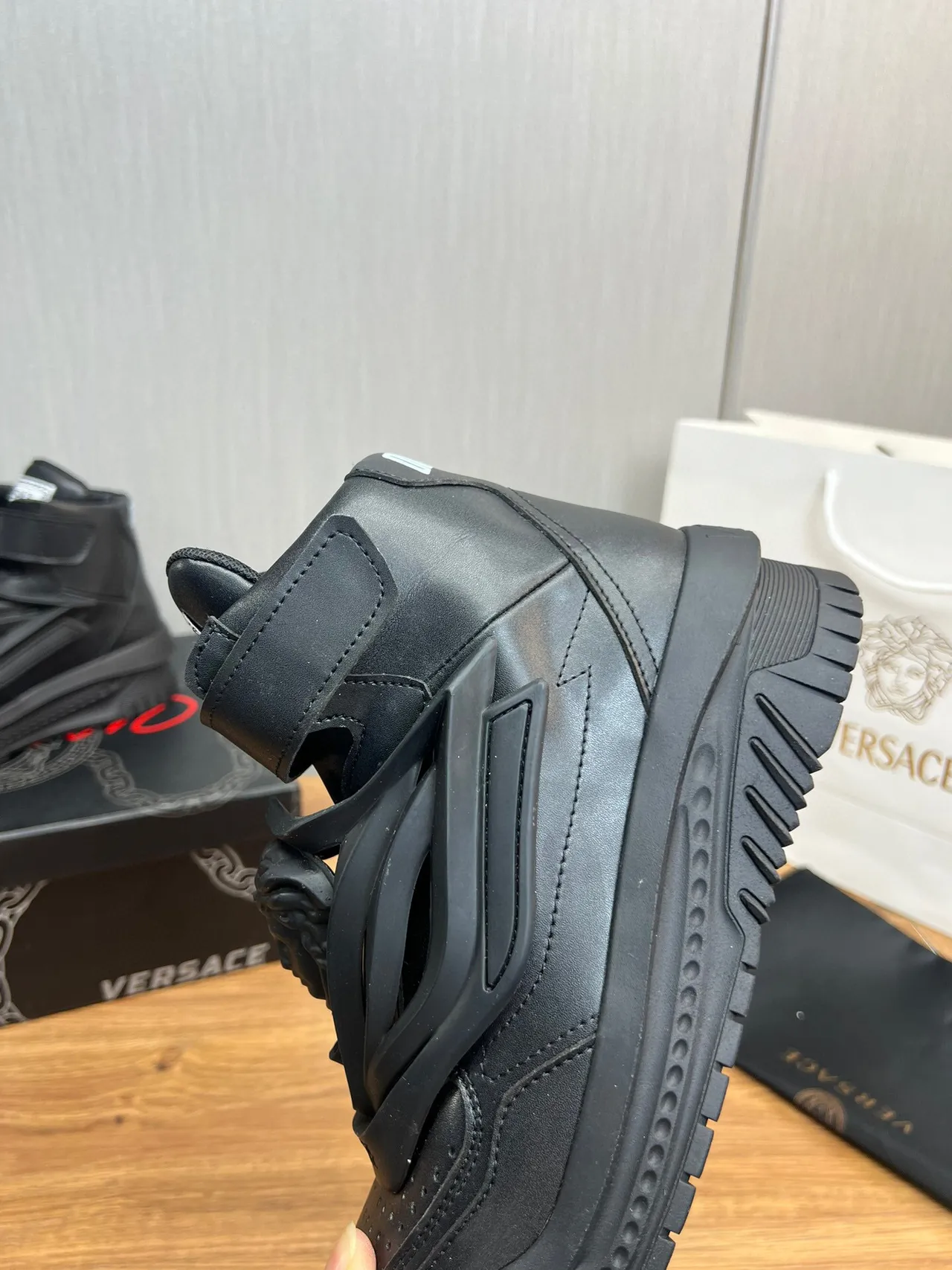 Versace Chain Reaction Black Medusa tênis lifestyle de cano alto 7