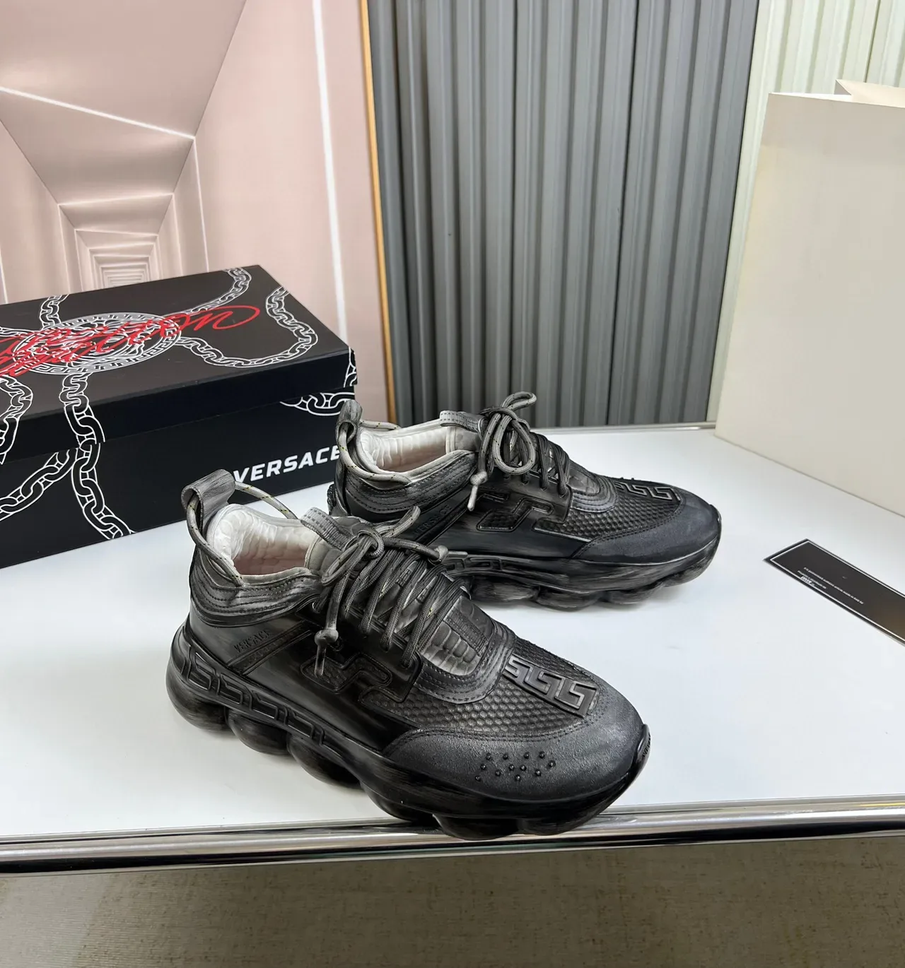 Versace Chain Reaction Distressed Tênis Chunky Pretos 2