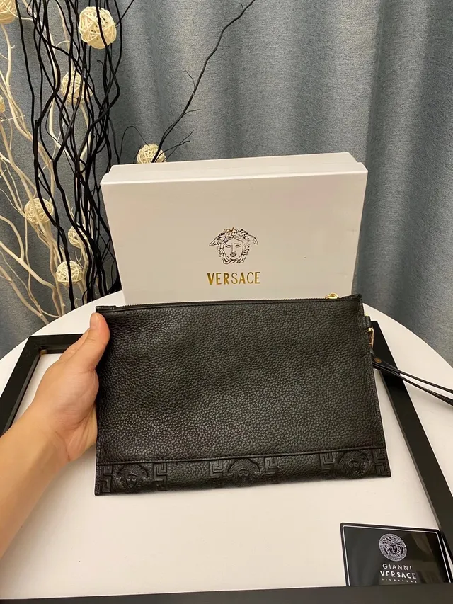 Versace Greca Medusa उभरा हुआ काला चमड़ा लिफाफा क्लच 3