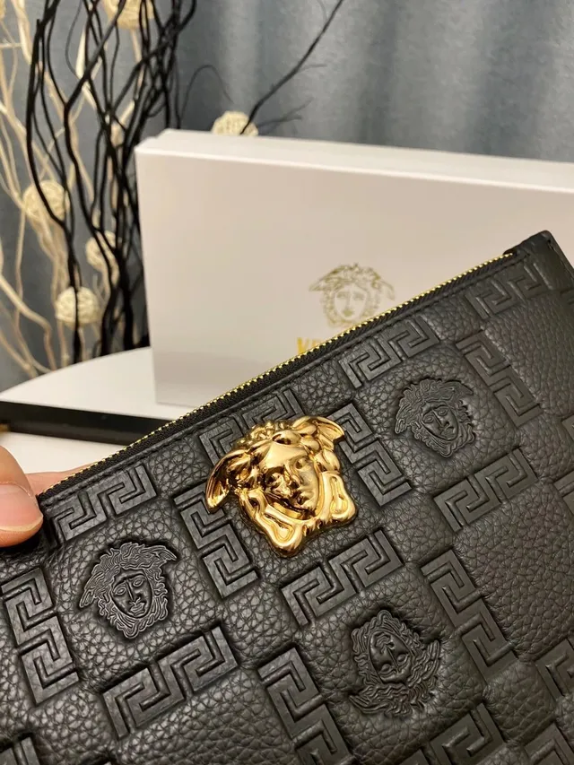Versace Greca Medusa उभरा हुआ काला चमड़ा लिफाफा क्लच 4