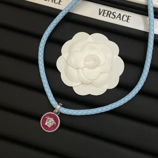 Versace Medusa قلادة جلد مضفر إيناميل أزرق ووردي 3