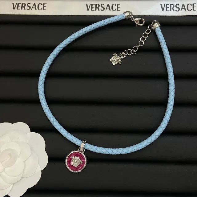 Versace Medusa قلادة جلد مضفر إيناميل أزرق ووردي 5