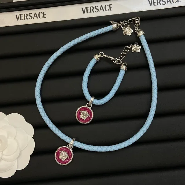 Versace Medusa قلادة جلد مضفر إيناميل أزرق ووردي 6