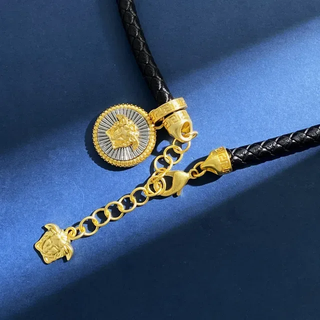 Versace Medusa Coin কালো গোল্ড ব্রেইডেড লেদার কর্ড পেন্ডেন্ট নেকলেস 4