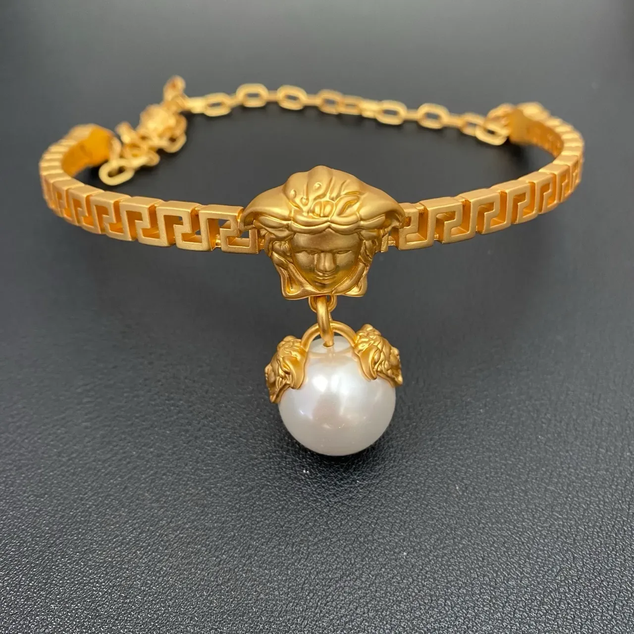 Versace Medusa मोती की कंगन सोने काला सिर आकर्षण यूनानी कुंजी बैंड कंगन 6