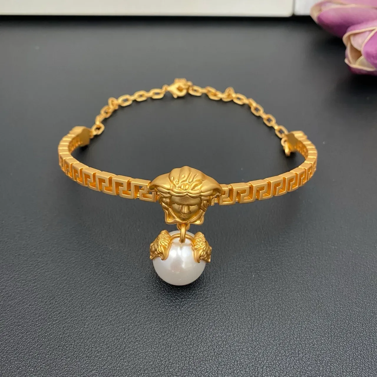Versace Medusa मोती की कंगन सोने काला सिर आकर्षण यूनानी कुंजी बैंड कंगन 7