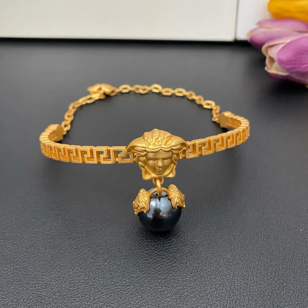 Versace Medusa मोती की कंगन सोने काला सिर आकर्षण यूनानी कुंजी बैंड कंगन 8
