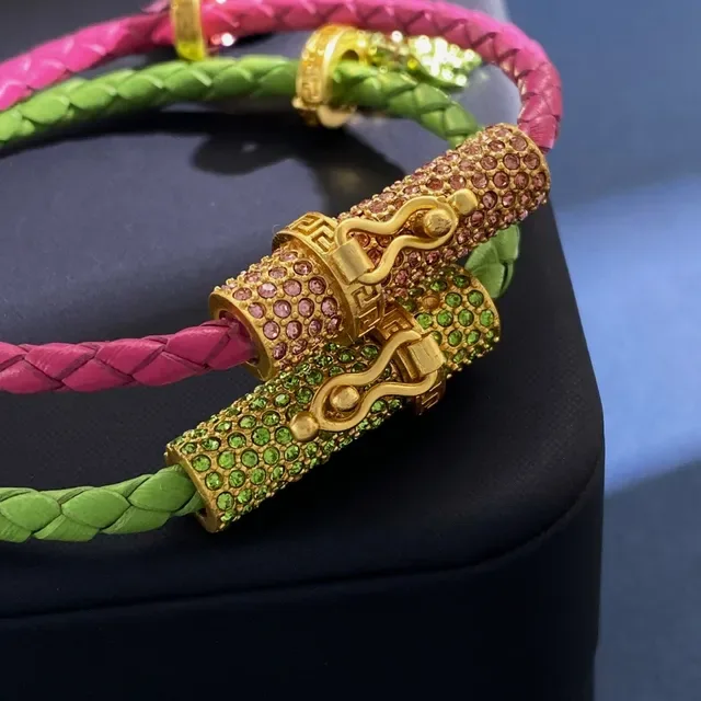 Versace Medusa Pulseira com Encanto de Couro Trançado Rosa Verde 2