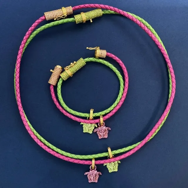 Versace Medusa Pulseira com Encanto de Couro Trançado Rosa Verde 3
