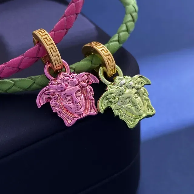 Versace Medusa Pulseira com Encanto de Couro Trançado Rosa Verde 4