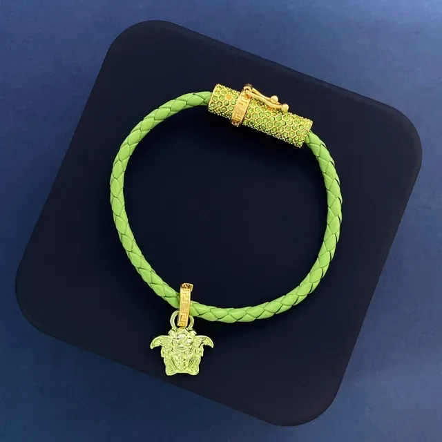 Versace Medusa Pulseira com Encanto de Couro Trançado Rosa Verde 6