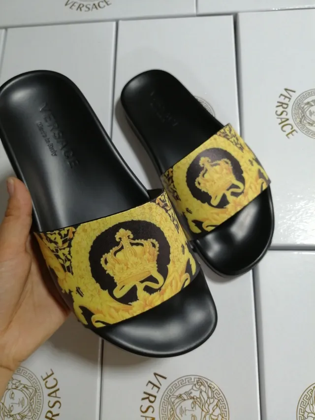 Versace Medusa Slide কালো এবং হলুদ চপ্পল 4