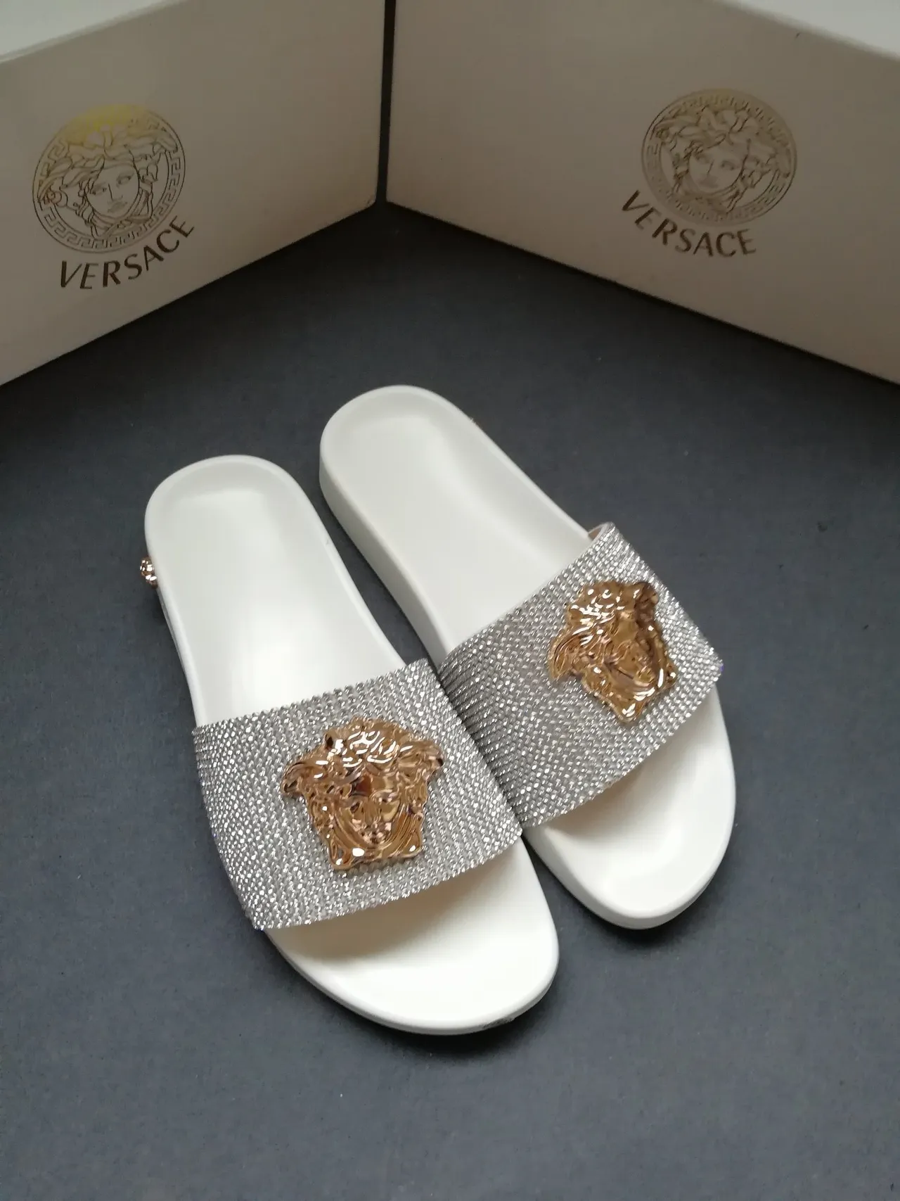 Versace Medusa Slide Zapatillas Blancas con Cristal y Acabado Dorado 2