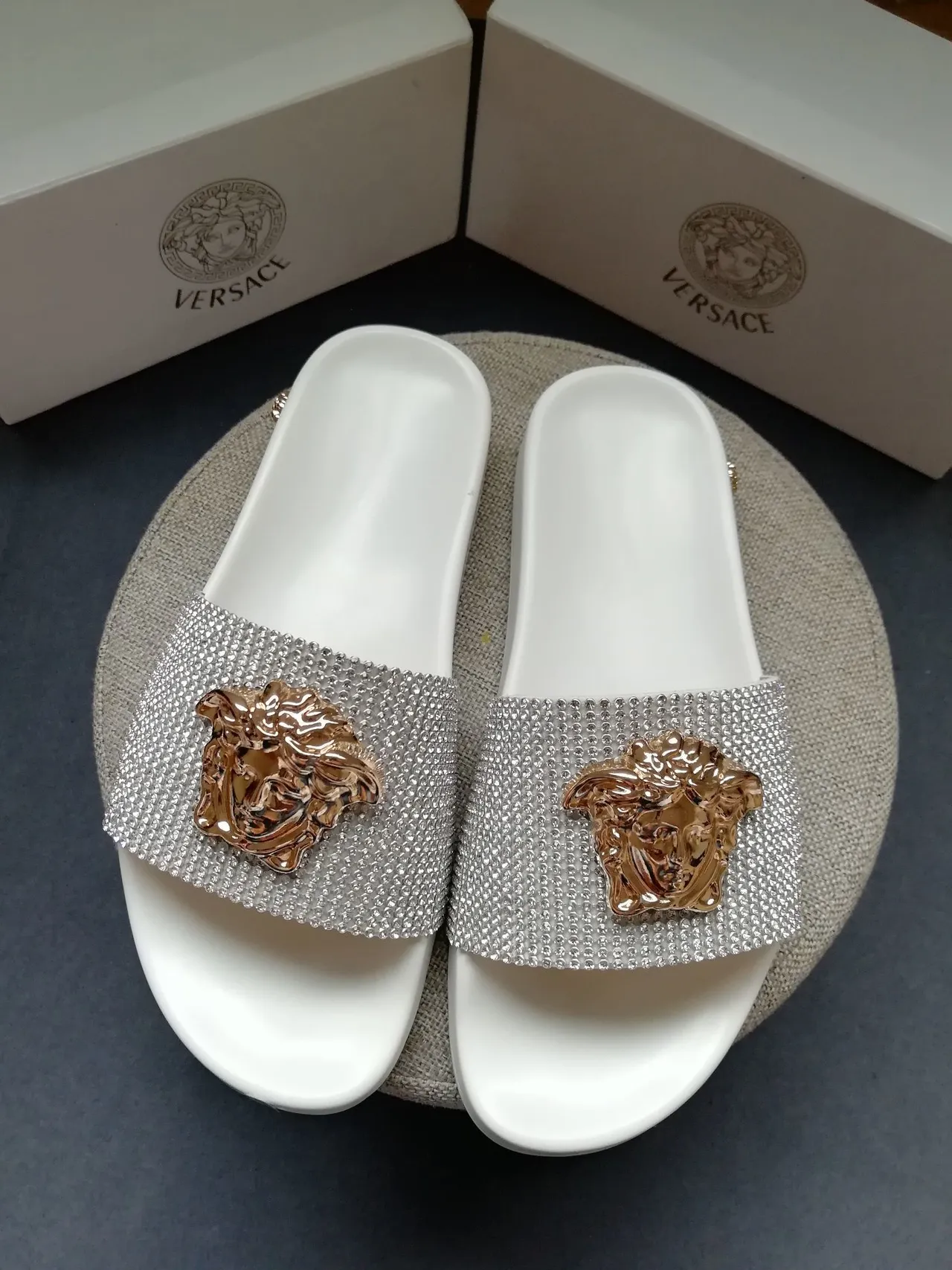 Versace Medusa Slide Zapatillas Blancas con Cristal y Acabado Dorado 3