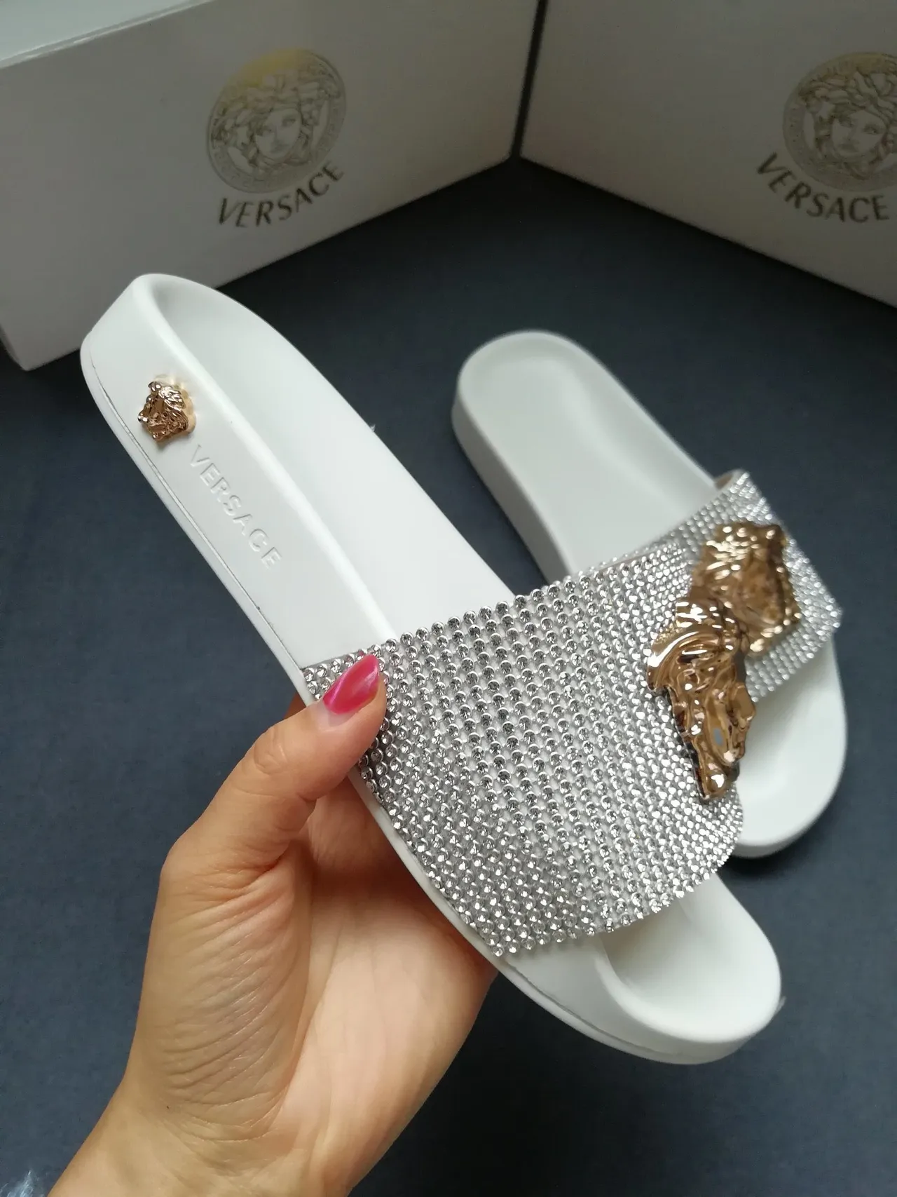 Versace Medusa Slide Zapatillas Blancas con Cristal y Acabado Dorado 4