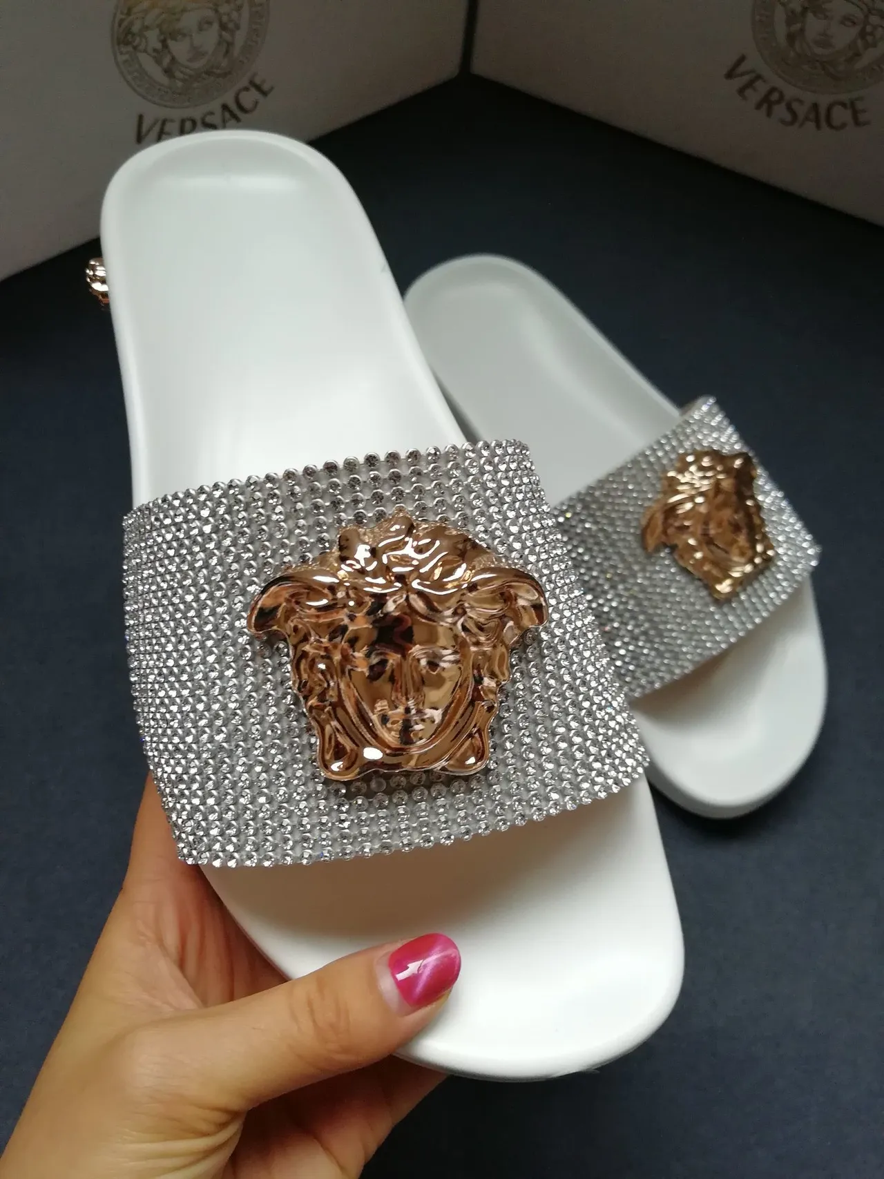Versace Medusa Slide Zapatillas Blancas con Cristal y Acabado Dorado 5