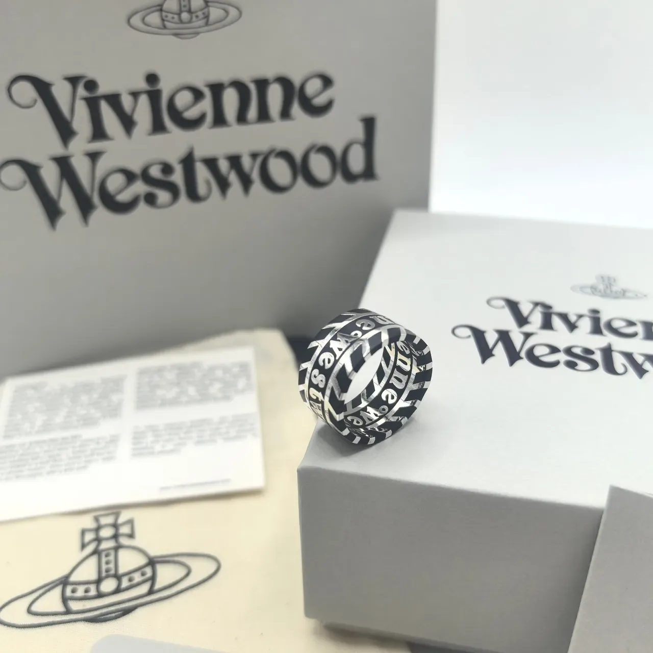 Anel Vivienne Westwood Orb Logo Esmalte Preto Dourado Anel de Banda Empilhável 2