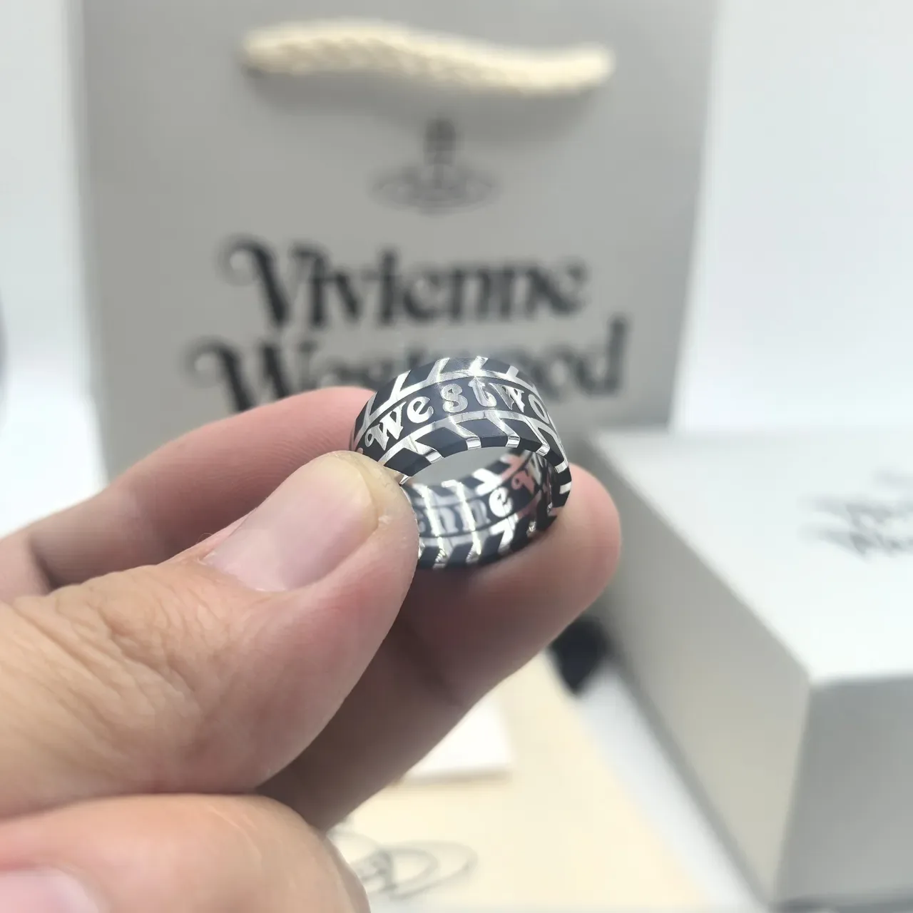 Anel Vivienne Westwood Orb Logo Esmalte Preto Dourado Anel de Banda Empilhável 3