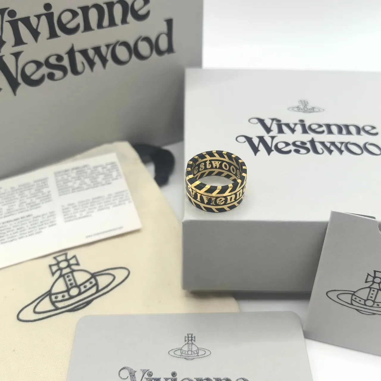 Anel Vivienne Westwood Orb Logo Esmalte Preto Dourado Anel de Banda Empilhável 4