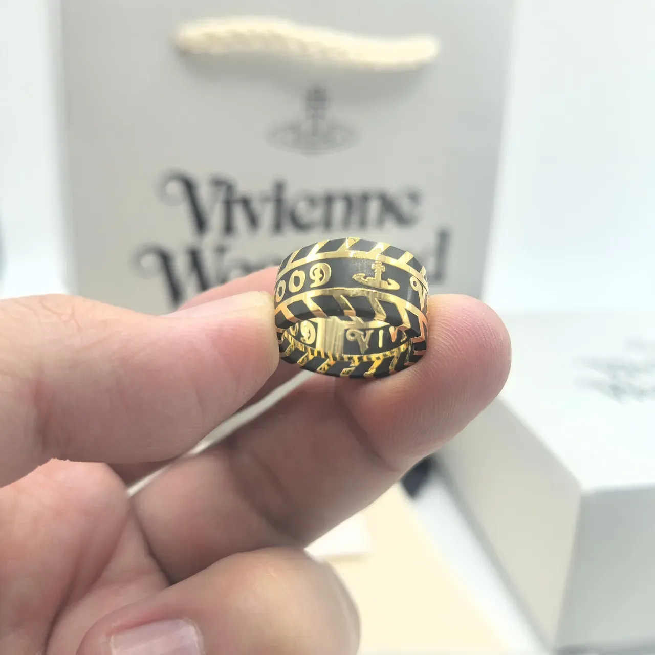 Anel Vivienne Westwood Orb Logo Esmalte Preto Dourado Anel de Banda Empilhável 5