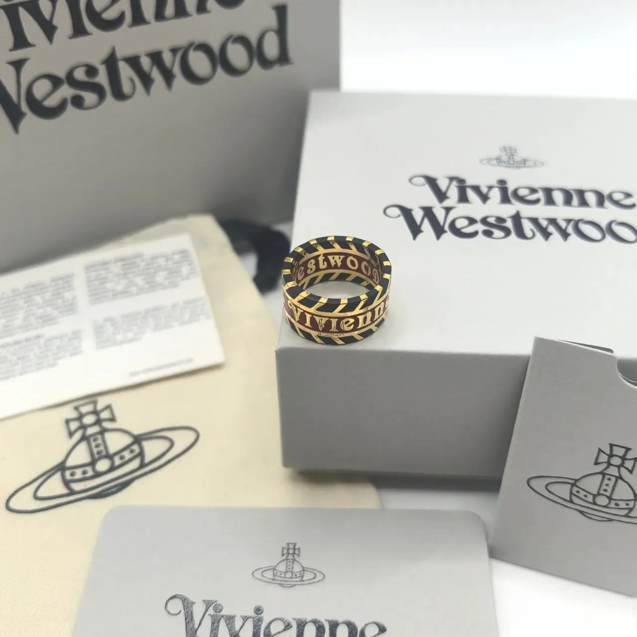 Anel Vivienne Westwood Orb Logo Esmalte Preto Dourado Anel de Banda Empilhável 6