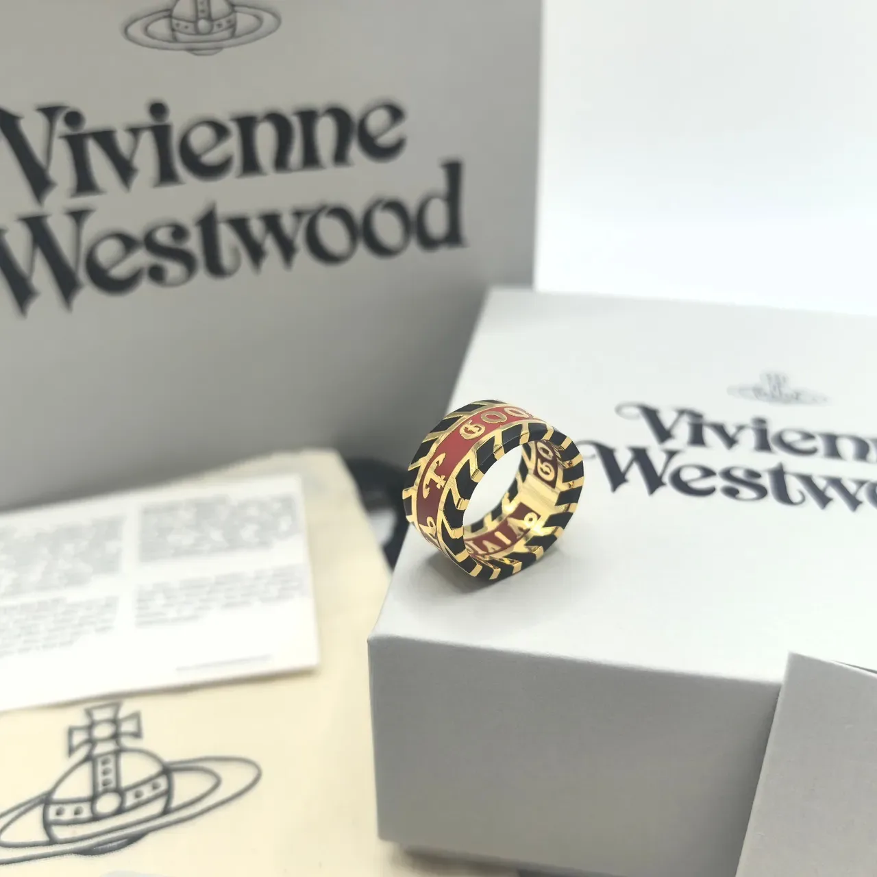Anel Vivienne Westwood Orb Logo Esmalte Preto Dourado Anel de Banda Empilhável 7