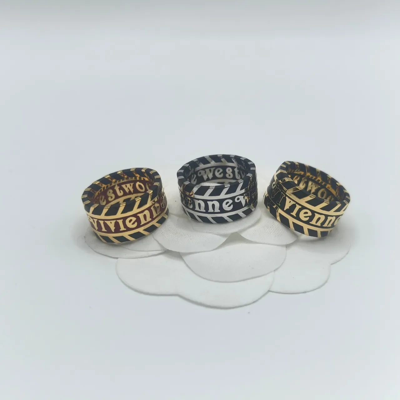 Anel Vivienne Westwood Orb Logo Esmalte Preto Dourado Anel de Banda Empilhável 8