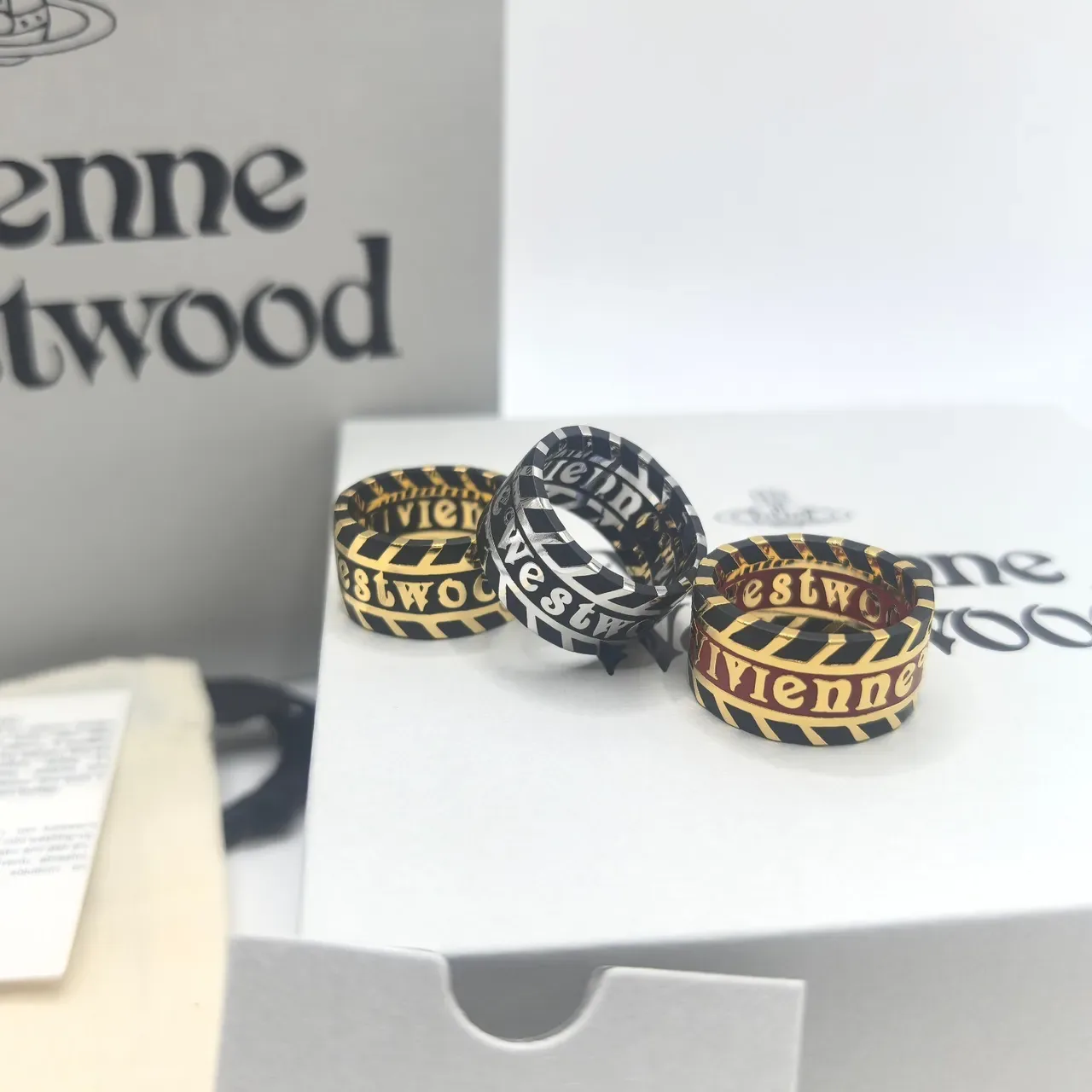 Anel Vivienne Westwood Orb Logo Esmalte Preto Dourado Anel de Banda Empilhável 9
