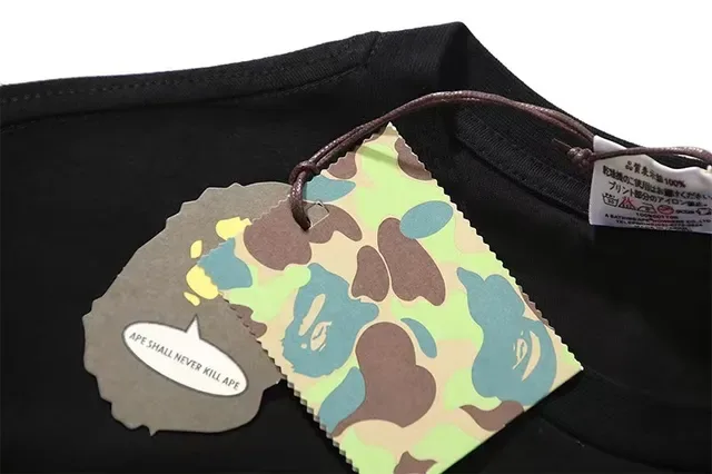 تيشيرت جرافيك بشعار جرافيتي A Bathing Ape 2