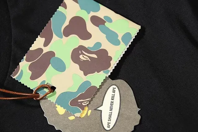 تيشيرت جرافيك بشعار جرافيتي A Bathing Ape 8