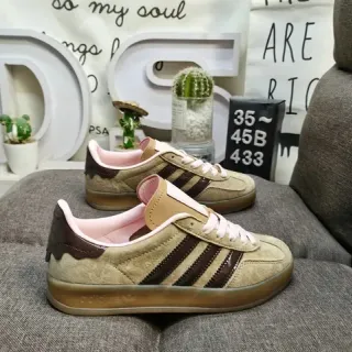 Adidas Chaussures Lifestyle Beige Marron Tige en Suède Panneau Latéral à Trois Rayures