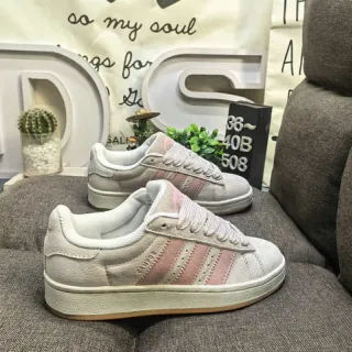 Adidas أحذية رياضية أسلوب حياة بغامز بيجي وردي مع لوحة جانبية ثلاث شرائط