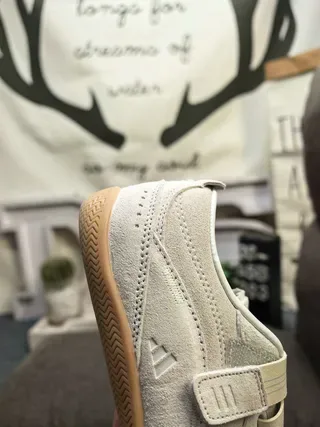Adidas Beige Blanc Sans Lacets Fermeture Sangle Velcro Haut semblable au daim Sneakers Lifestyle 3