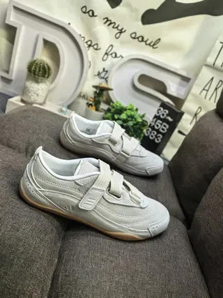 Adidas Beige Blanc Sans Lacets Fermeture Sangle Velcro Haut semblable au daim Sneakers Lifestyle 9