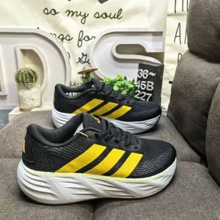 Adidas أحذية رياضية سوداء وصفراء بثلاث شرائط محبوكة