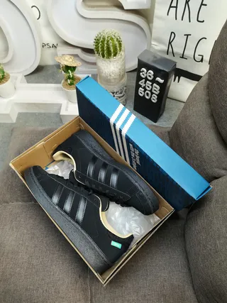 Adidas 黑色米色麂皮鞋面 奶油内衬 生活方式运动鞋 3