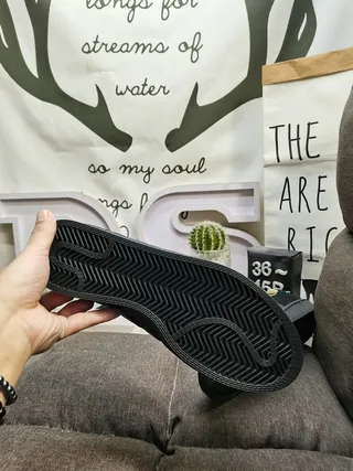 Adidas 黑色米色麂皮鞋面 奶油内衬 生活方式运动鞋 5