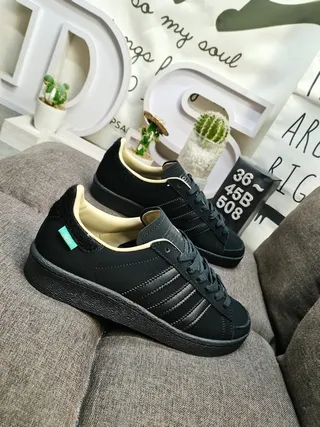 Adidas 黑色米色麂皮鞋面 奶油内衬 生活方式运动鞋 9
