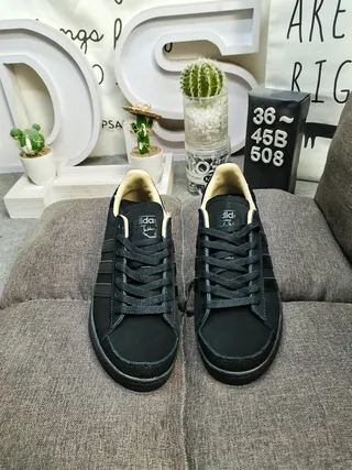 Adidas 黑色米色麂皮鞋面 奶油内衬 生活方式运动鞋 10
