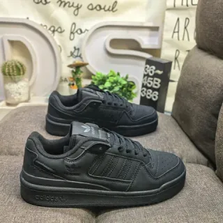 Adidas أحذية أسلوب حياة سوداء أحادية اللون بياقة ممسوحة