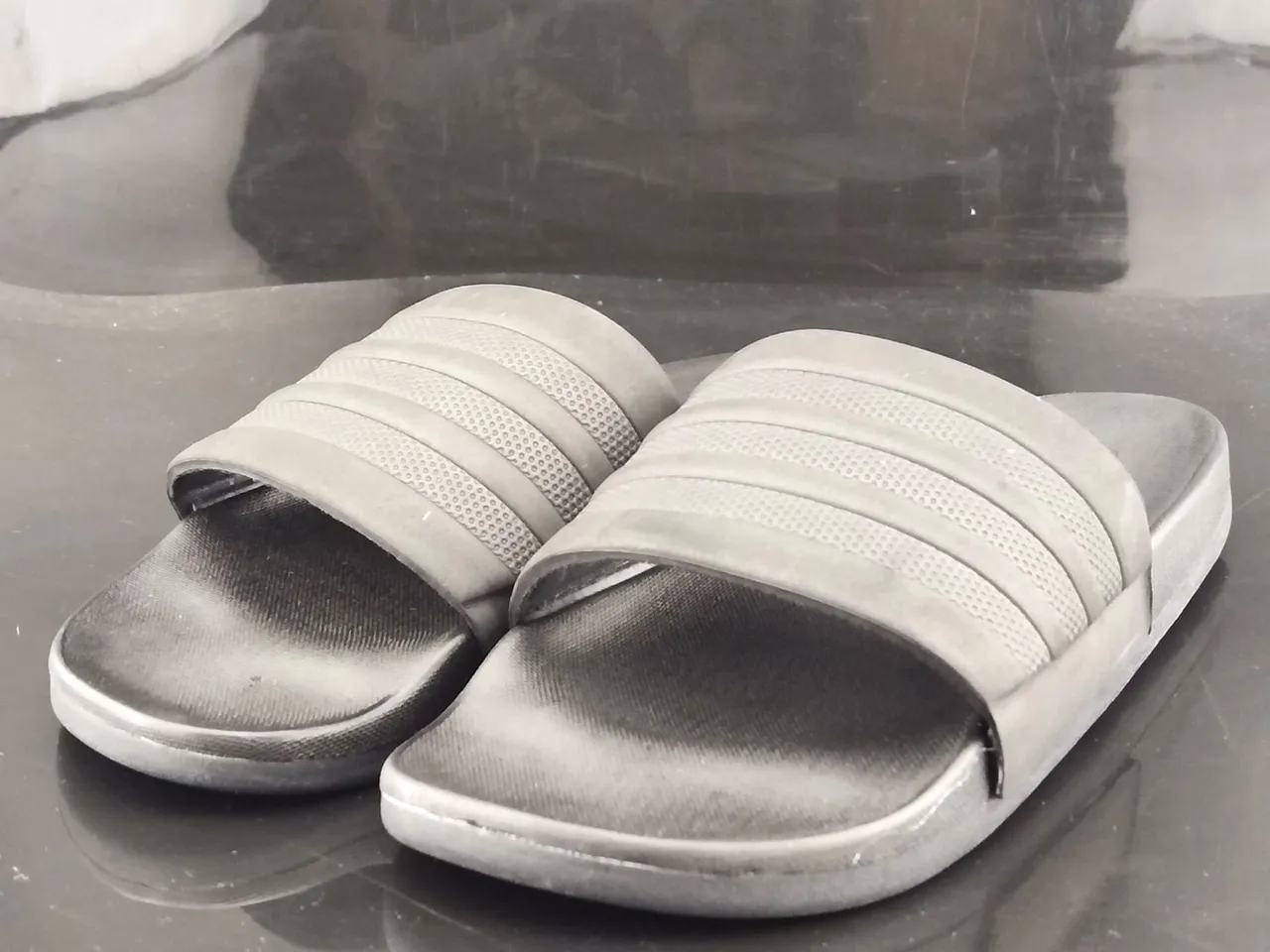 Adidas 黑色单色三条纹带拖鞋 2