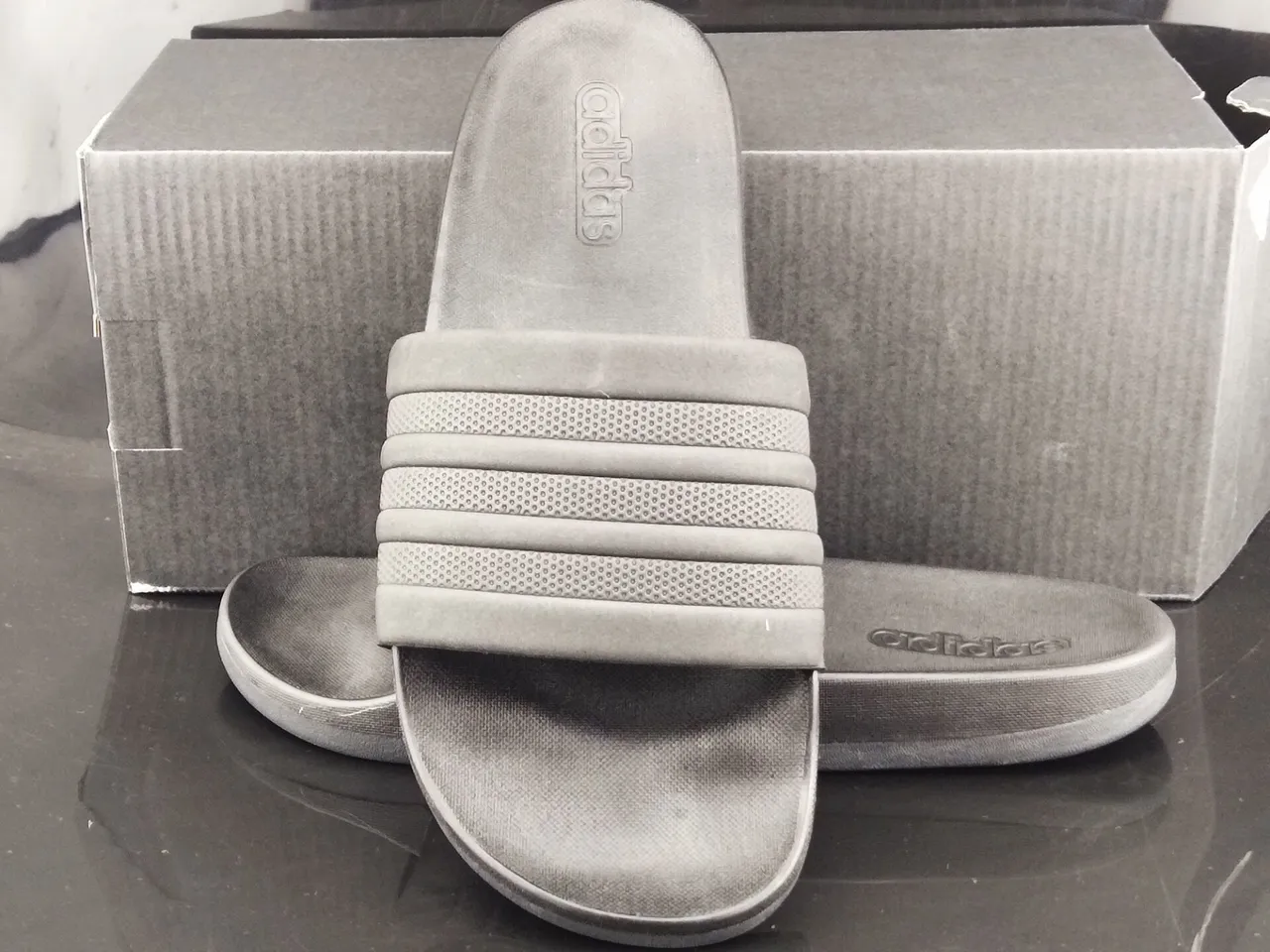 Adidas 黑色单色三条纹带拖鞋 3