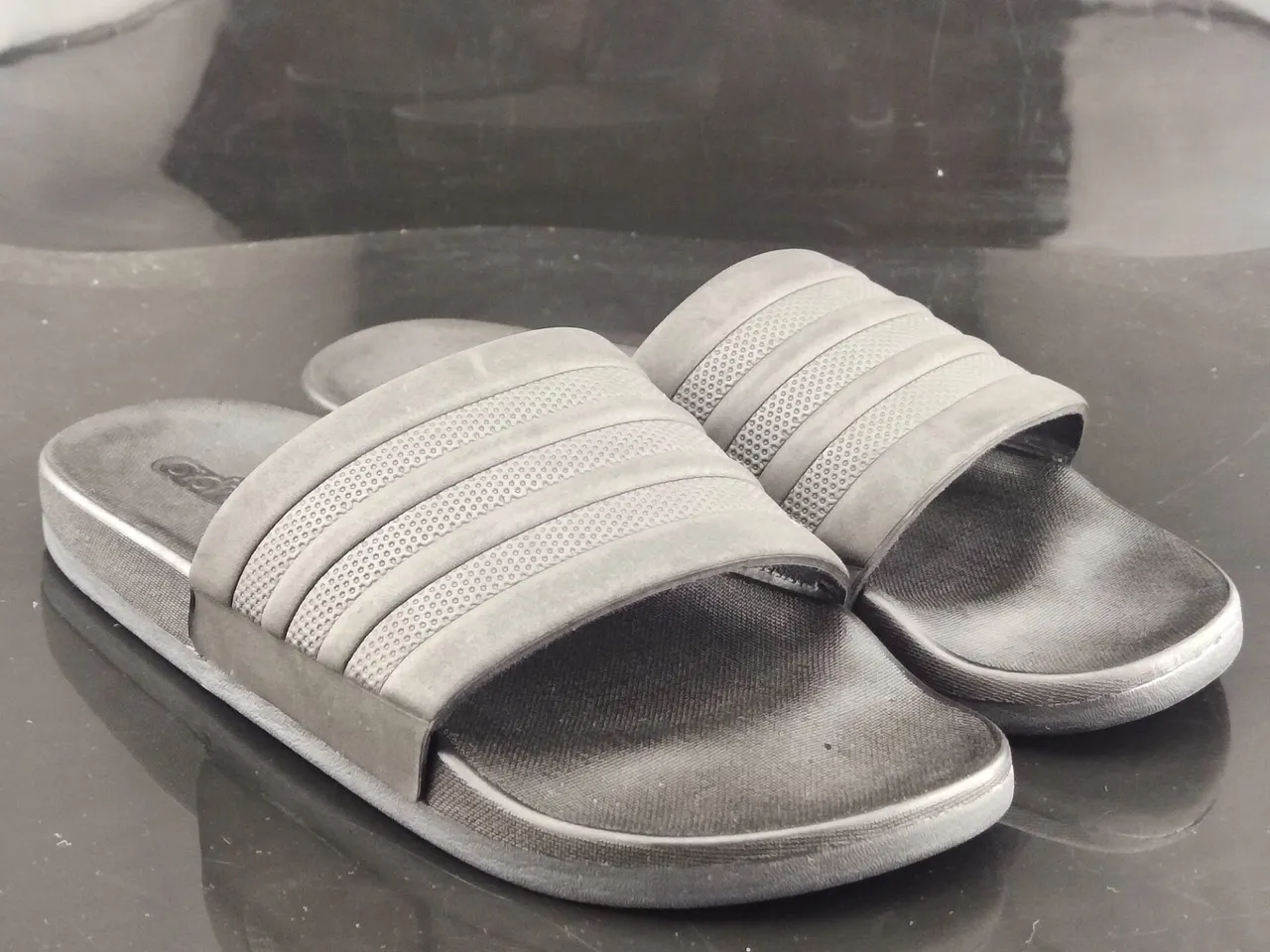 Adidas 黑色单色三条纹带拖鞋 4