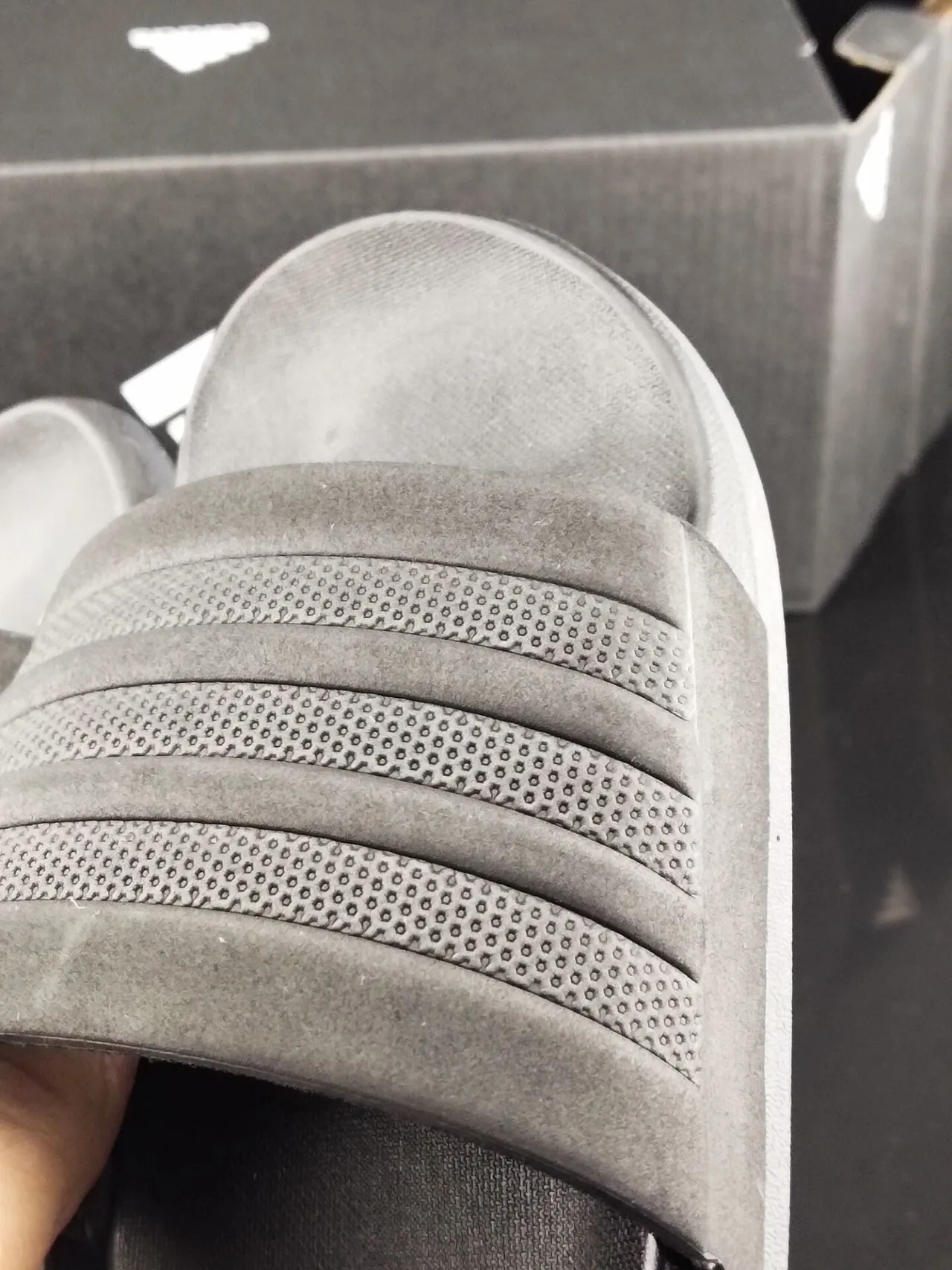 Adidas 黑色单色三条纹带拖鞋 6