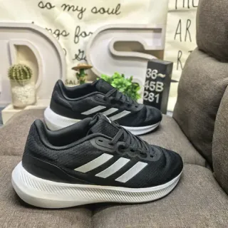 Adidas 黑色白色针织鞋面三条纹侧边生活方式运动鞋