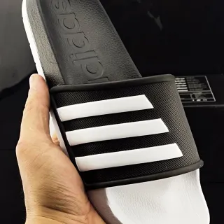 Adidas কালো সাদা মোল্ডেড ইভা সোল পারফোরেটেড মেশ স্ট্র্যাপ স্লিপার্স